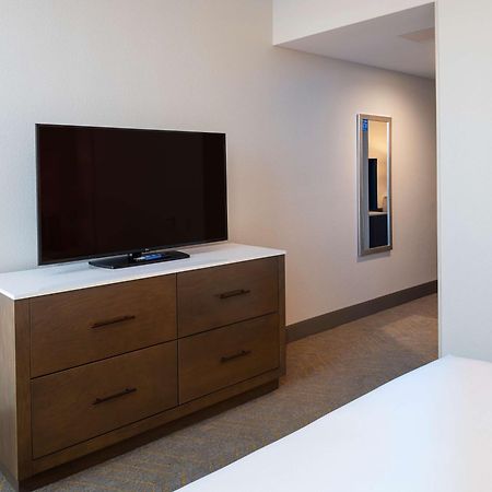 Doubletree By Hilton Madison East Hotell Exteriör bild