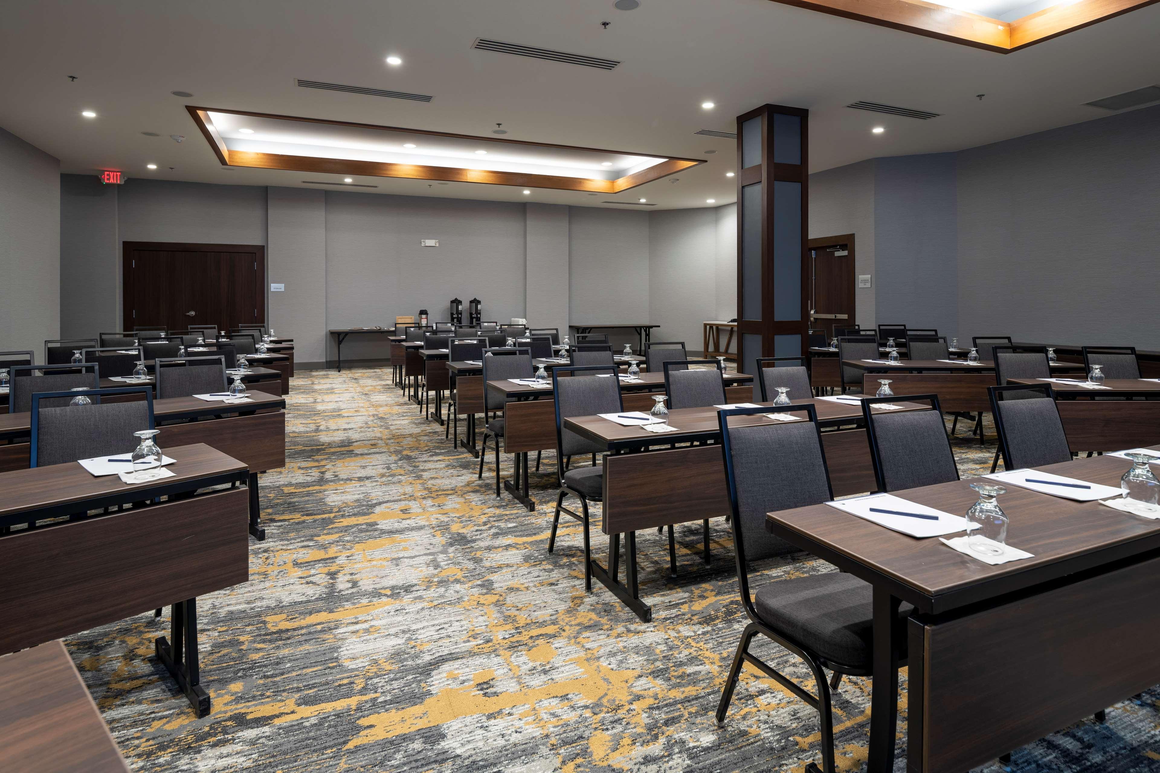 Doubletree By Hilton Madison East Hotell Exteriör bild