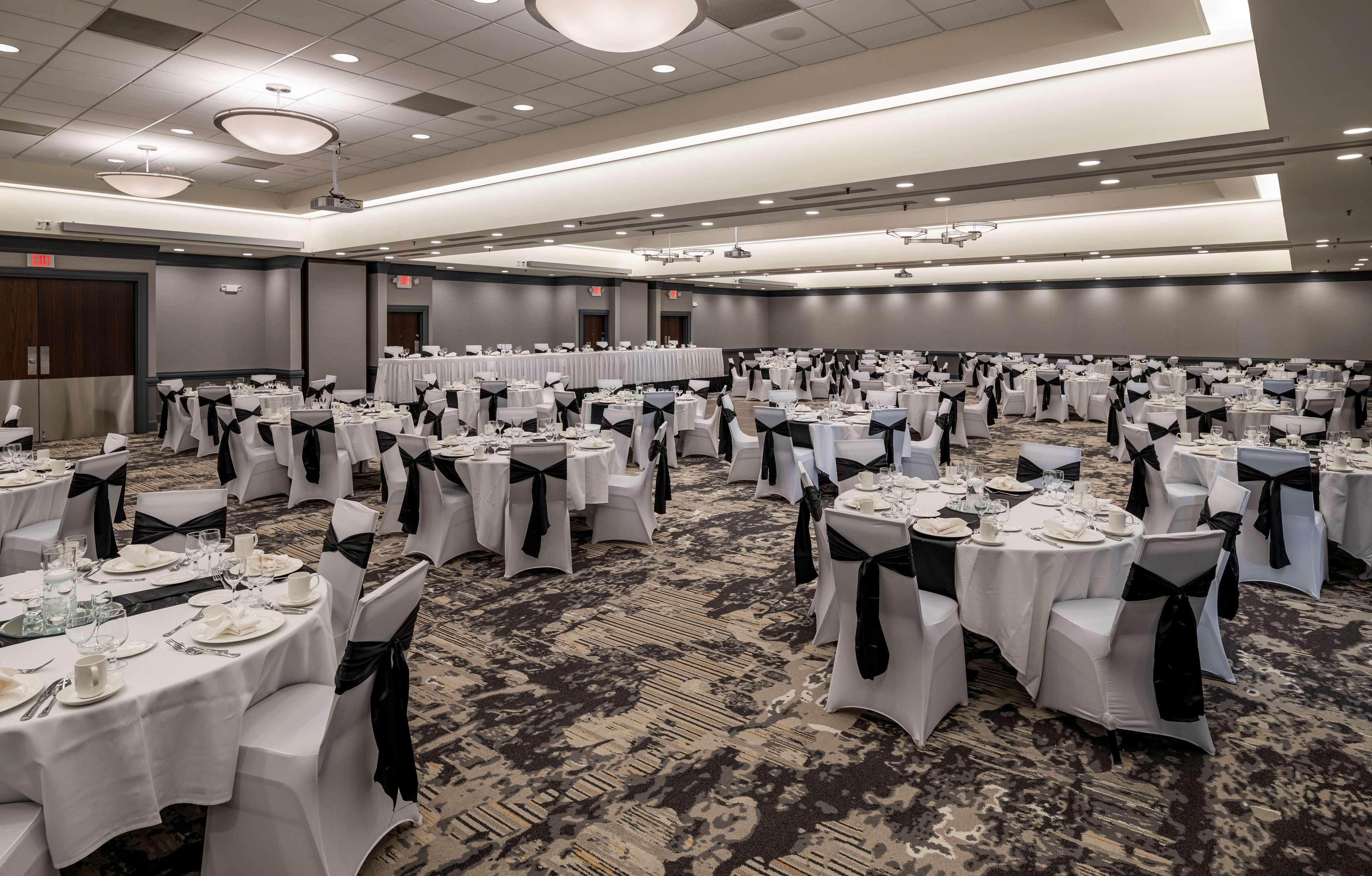 Doubletree By Hilton Madison East Hotell Exteriör bild