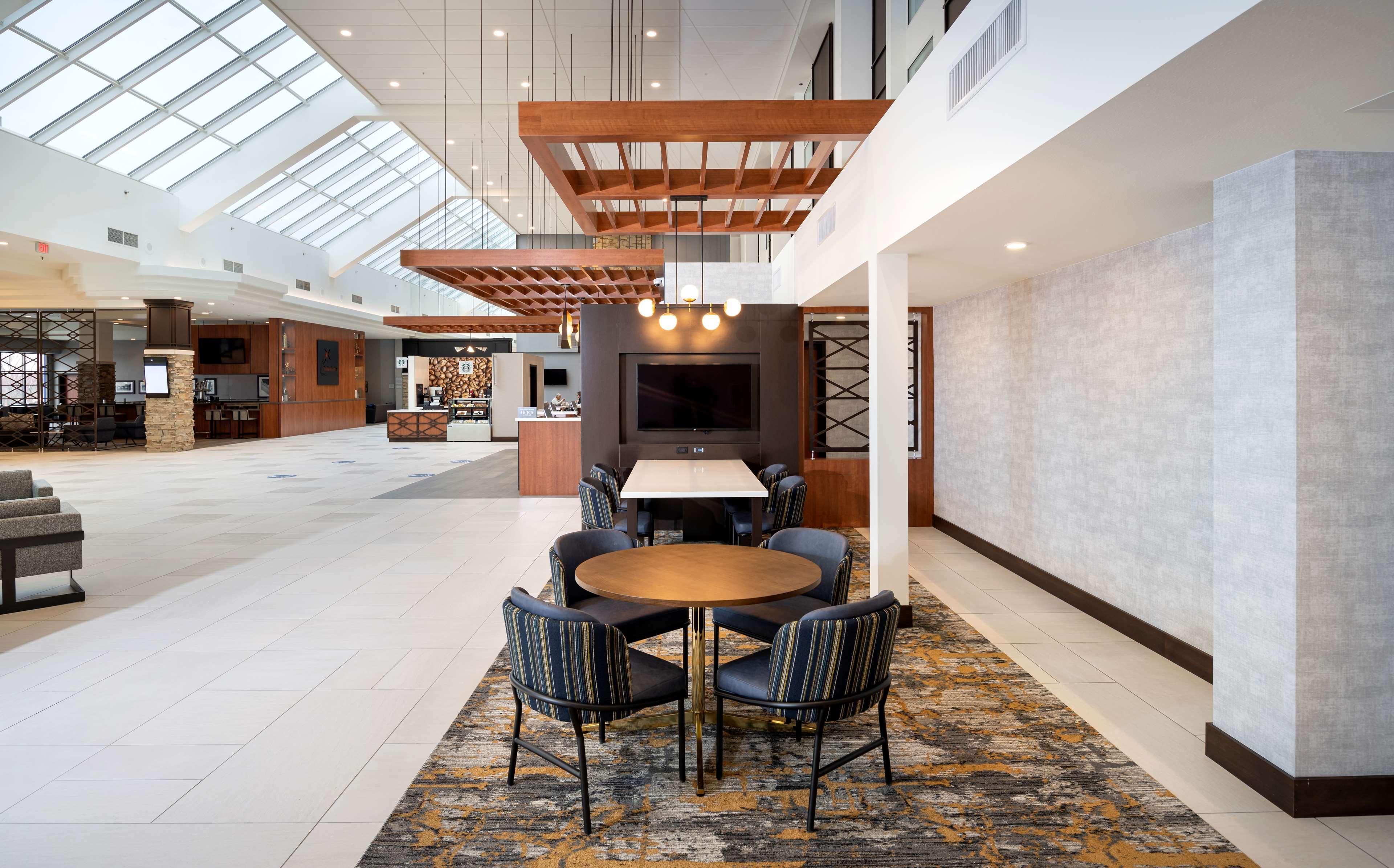 Doubletree By Hilton Madison East Hotell Exteriör bild