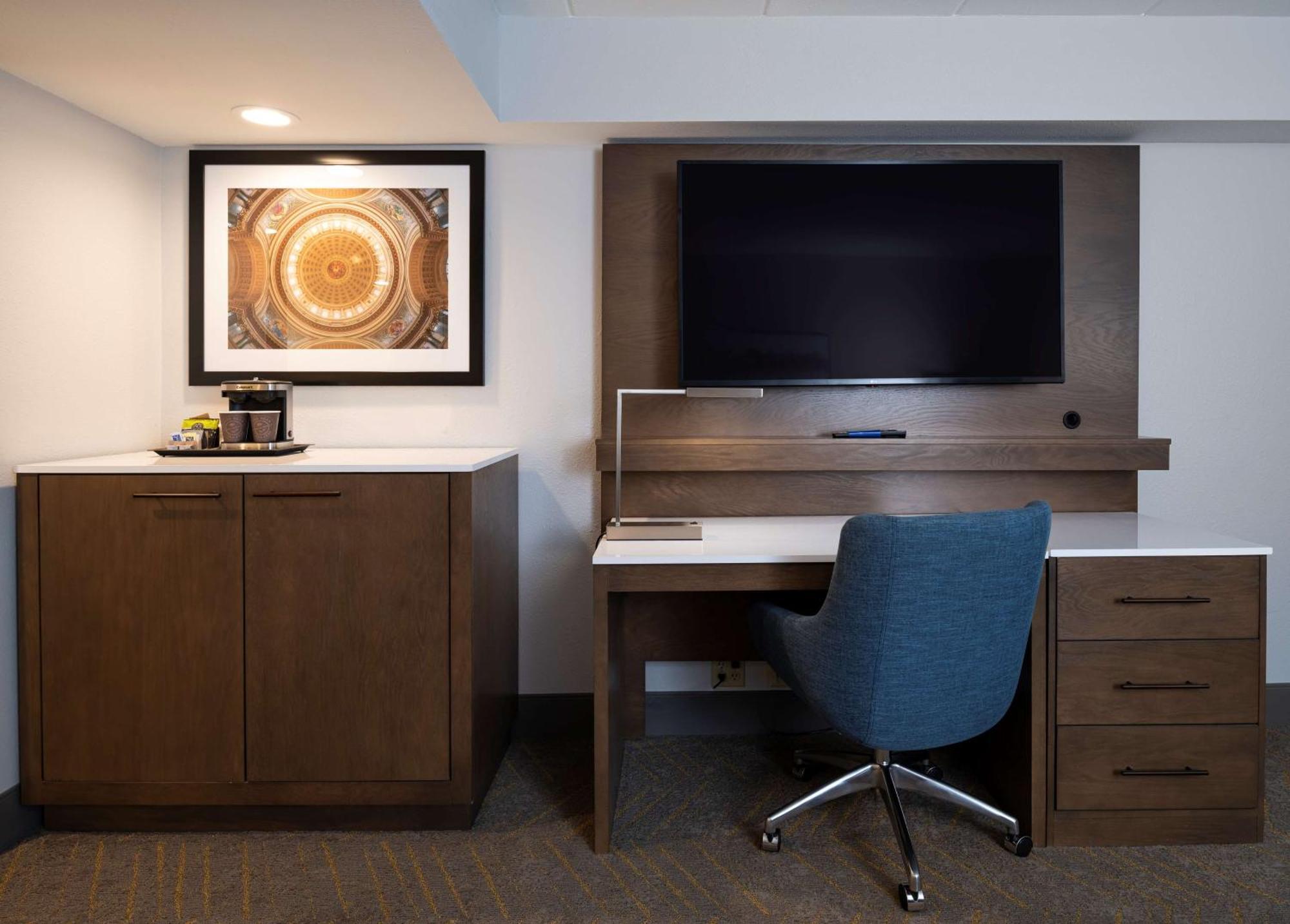 Doubletree By Hilton Madison East Hotell Exteriör bild