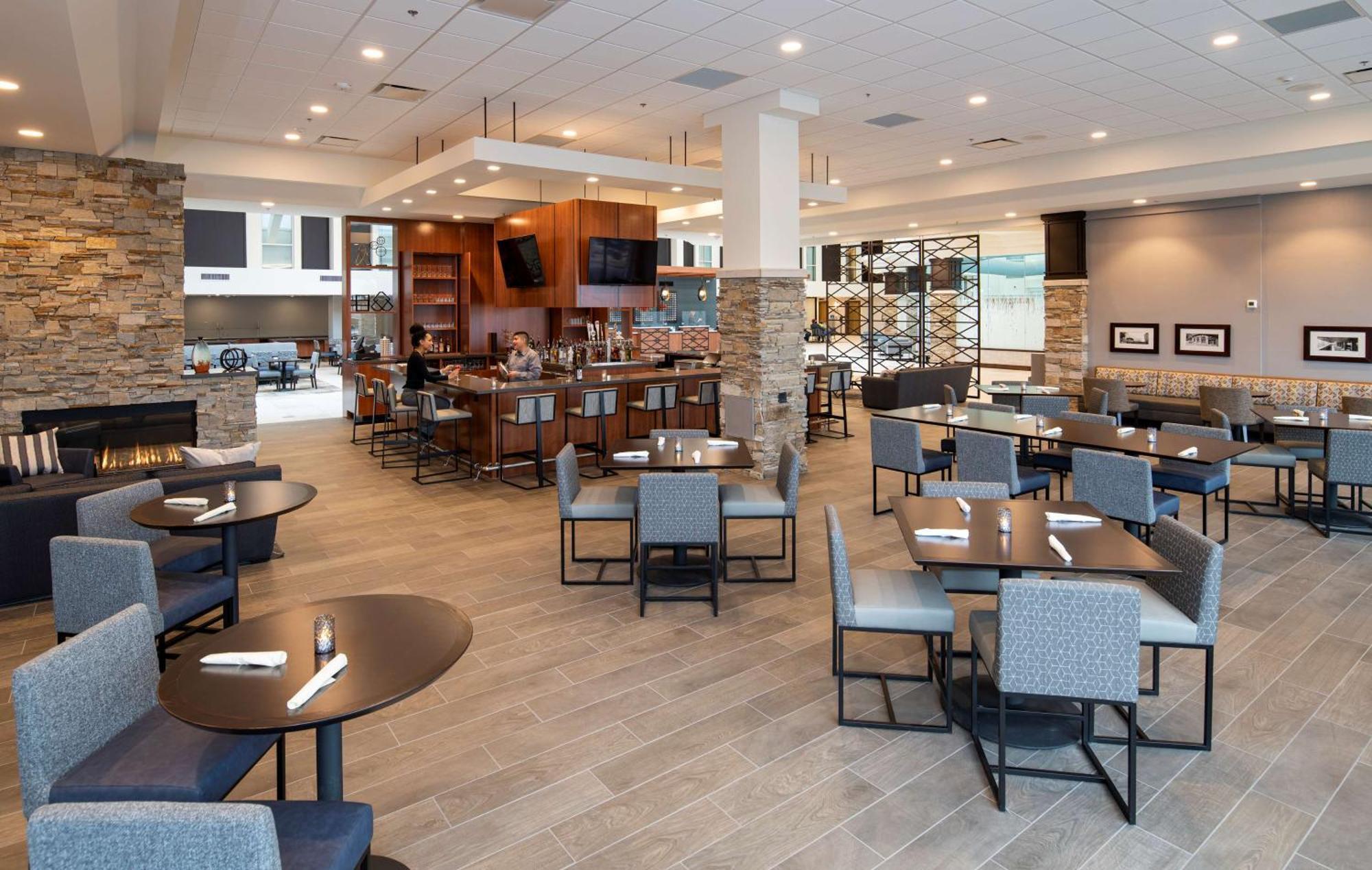 Doubletree By Hilton Madison East Hotell Exteriör bild